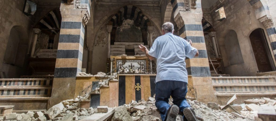 Un cristiano sirio reza ante las ruinas de la catedral armenia de Alepo