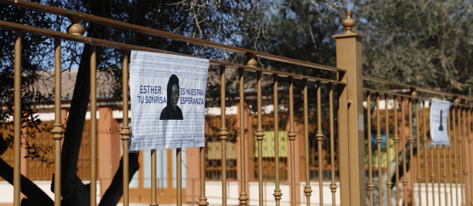 Uno de los miles de carteles de Esther López repartidos por Traspinedo.