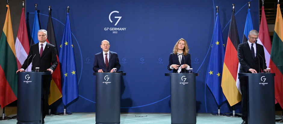 (L to R) Lithuania's President Gitanas Nauseda, German Chancellor Olaf Scholz , Estonia's Prime Minister Kaja Kallas and Latvia's Prime Minister Krisjanis Karins address a joint press conference before talks in Berlin on February 10, 2022. (Photo by Christophe Gateau / POOL / AFP)