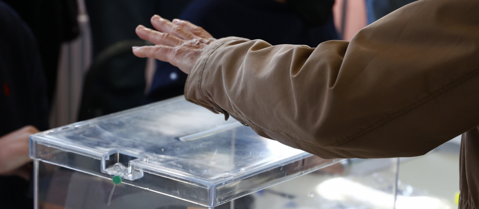Imagen de una urna en las pasadas elecciones autonómicas de Madrid