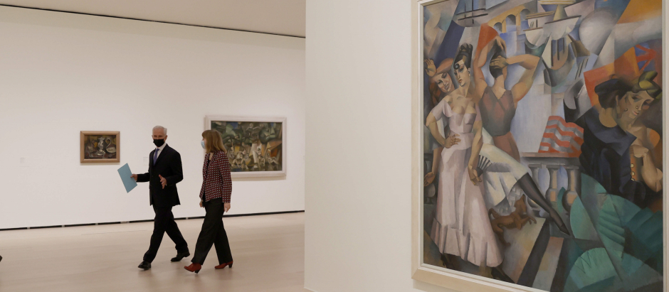 El director del museo Guggfenehim de Bilbao, Juan Igancio Vidarte, y la comisaria Hélène Leroy, del museo de arte moderno de París, en la exposición "Del Fauvismo al Surrealismo: obras maestras del Musée d'Art Moderne de París", en el Museo Guggenheim