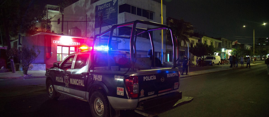 Policía municipales resguardan la zona del asesinato, Oaxaca, México