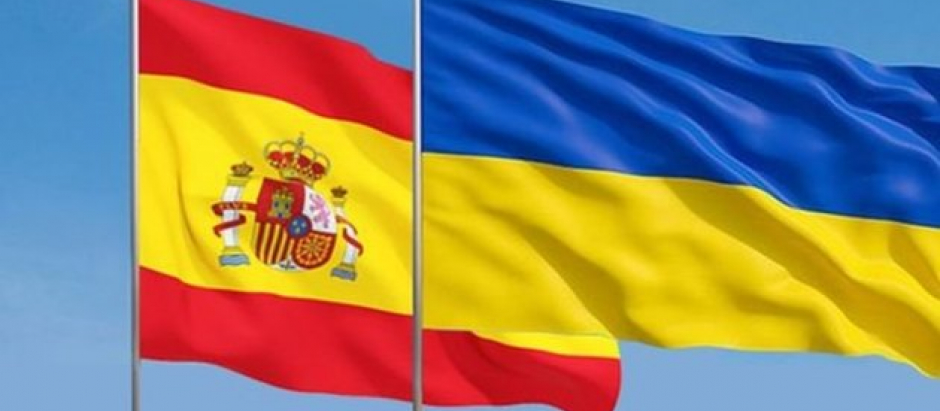Una bandera de Ucrania sobre una enseña española