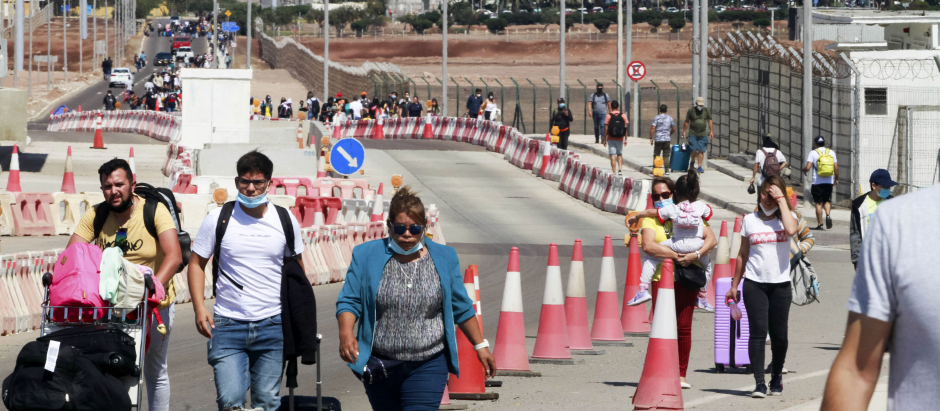 La gente camina con sus maletas como vía de acceso al aeropuerto en Chile