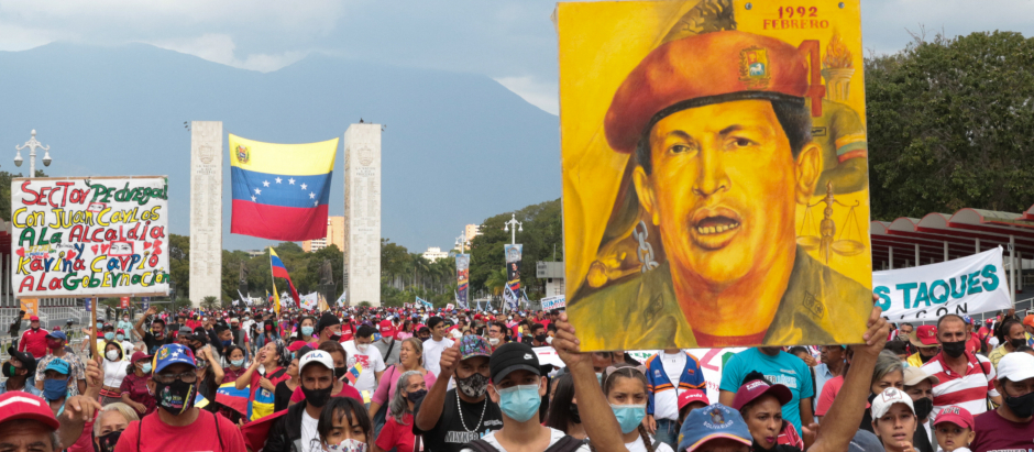 This handout picture released by Miraflores presidential press office shows Venezuela's President Nicolas Maduro during the commemoration of 30th anniversary of the failed coup led by then Lieutenant Colonel Hugo Chavez against the Venezuelan President Carlos Andres Perez (1989-1993) in Caracas, on February 4, 2022. - Different groups created by late Venezuelan President (2002-2013) Hugo Chavez and the goveernment of President Nicolas Maduro commemorate the 30th anniversary of the coup attempt. (Photo by Zurimar Campos / Venezuelan Presidency / AFP) / RESTRICTED TO EDITORIAL USE - MANDATORY CREDIT "AFP PHOTO / VENEZUELAN PRESIDENCY / Zurimar CAMPOS " - NO MARKETING - NO ADVERTISING CAMPAIGNS - DISTRIBUTED AS A SERVICE TO CLIENTS