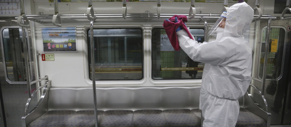 Trabajador surcoreano desinfectando los vagones del metro para prevenir los contagios por coronavirus
