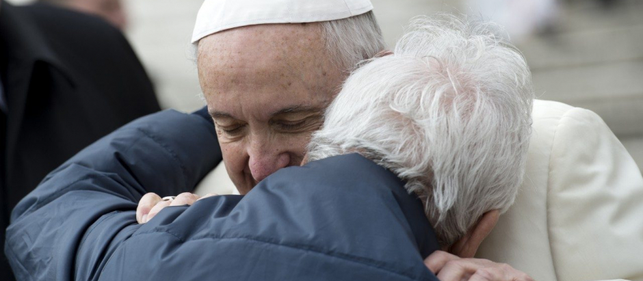 El Papa Francisco abrazando a un anciano durante la audiencia general del 21 de marzo de 2018