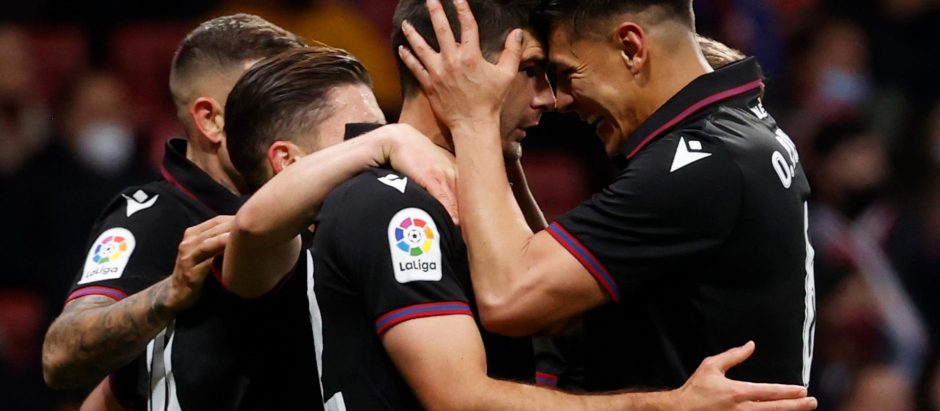 Los jugadores del Levante celebran el gol de la victoria, obra de Gonzalo Moreno