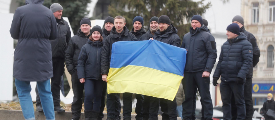 Los ucranianos toman fotografías con la bandera nacional en la Plaza de la Independencia en Kiev, Ucrania