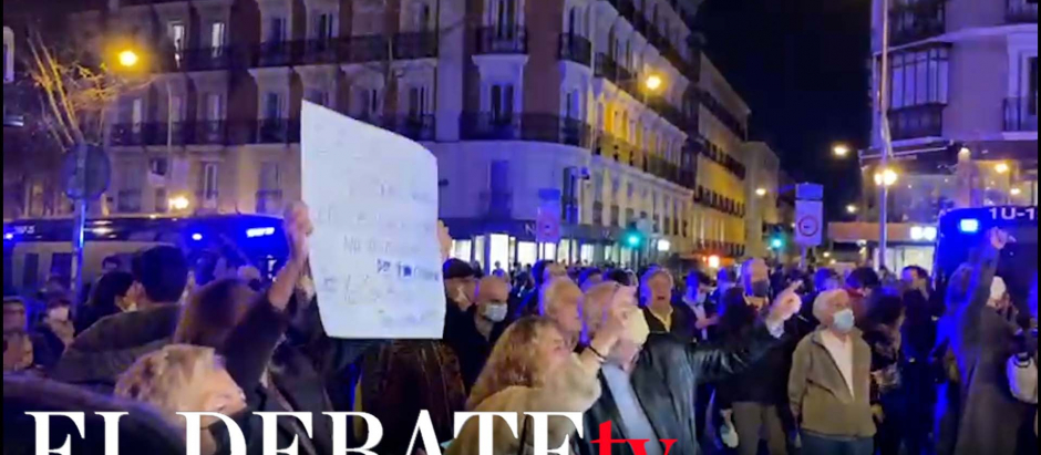 Mariachis y gritos de dimisión en Génova tras la grave crisis del PP