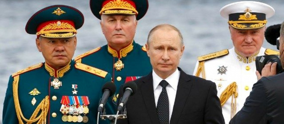 El presidente de Rusia, Vladimir Putin, con la cúpula militar rusa
