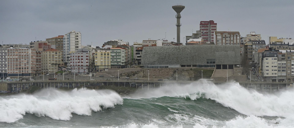 Fuertes vientos y oleaje en La Coruña, en una imagen de archivo.