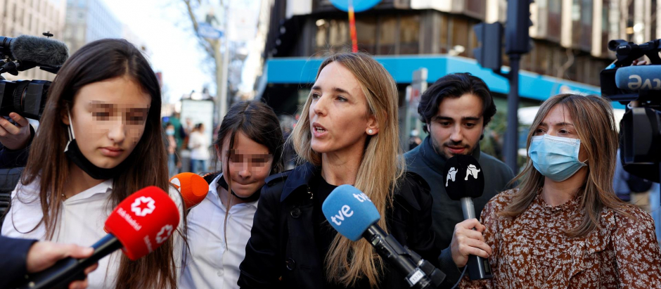 La diputada del PP, Cayetana Álvarez de Toledo, atiende a la prensa a las puertas de la sede de la formación, en la calle Génova de Madrid, tras la reunión del Comité de Dirección del partido