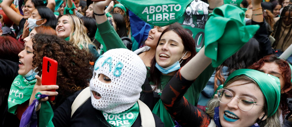 Mujeres celebran la decisión de la Corte Constitucional de aprobar la despenalización parcial del aborto, permitiendo la interrupción voluntaria del embarazo hasta las 24 semanas, hoy en Bogotá (Colombia)