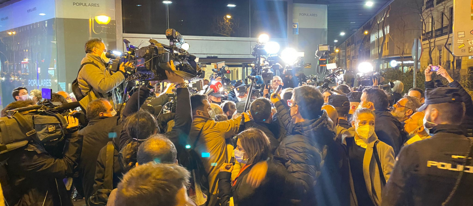 Numerosos periodistas y cámaras frente a la sede del PP en la calle madrileña de Génova 13