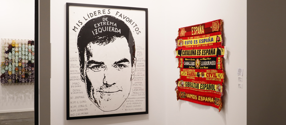 Las obras de Riiko Sakkinen, una imagen de Pedro Sánchez y un 'assemblage' de bufandas españolas