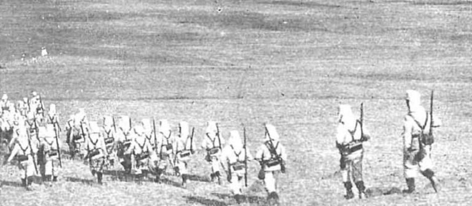 Las tropas del general Pintos avanzando por las verticales del Gurugú, con objeto de desalojar al enemigo de sus posiciones en el combate del día 27 de Julio