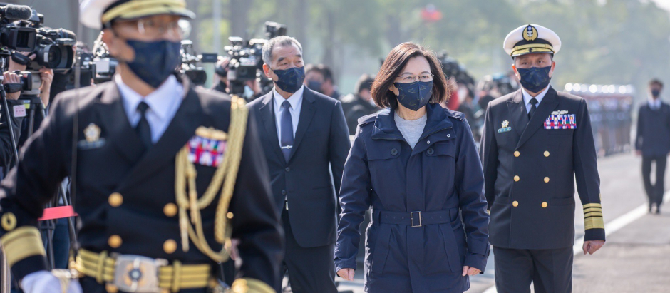 La presidenta de Taiwán, Tsai Ing-wen, flanqueada por el ministro de Defensa, Chiu Kuo-cheng
