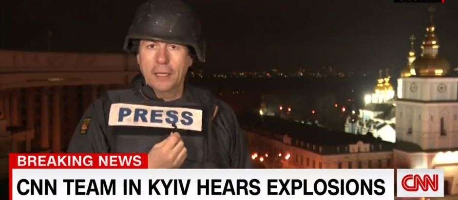 El reportero de la CNN Matthew Chance se colocó el chaleco y el casco de seguridad en pleno directo