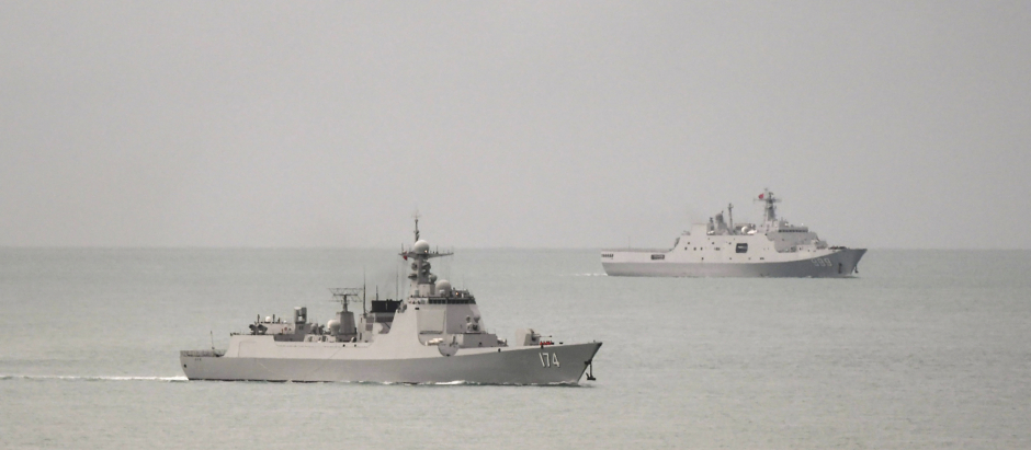 A handout photo taken on February 18, 2022 and received on February 20, 2022 shows a Chinese  PLA-N Luyang-class guided missile destroyer (L) and a PLA-N Yuzhao-class amphibious transport dock vessel (R) leaving the Torres Strait and entering the Coral Sea after the Australian Defence Force confirm that on 17 February 2022, a Royal Australian Air Force (RAAF) P-8A Poseidon detected a laser illuminating the aircraft from a Peoples Liberation Army  Navy (PLA-N) vessel. (Photo by Handout / Australian Defence Force / AFP) / ----EDITORS NOTE ----RESTRICTED TO EDITORIAL USE MANDATORY CREDIT " AFP PHOTO / AUSTRALIAN DEFENCE FORCE" NO MARKETING NO ADVERTISING CAMPAIGNS - DISTRIBUTED AS A SERVICE TO CLIENTS - ----EDITORS NOTE ----RESTRICTED TO EDITORIAL USE MANDATORY CREDIT " AFP PHOTO / AUSTRALIAN DEFENCE FORCE" NO MARKETING NO ADVERTISING CAMPAIGNS - DISTRIBUTED AS A SERVICE TO CLIENTS /