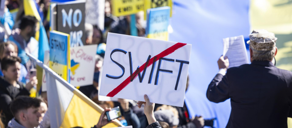 Manifestación en la que se celebra la exclusión de bancos rusos de Swift