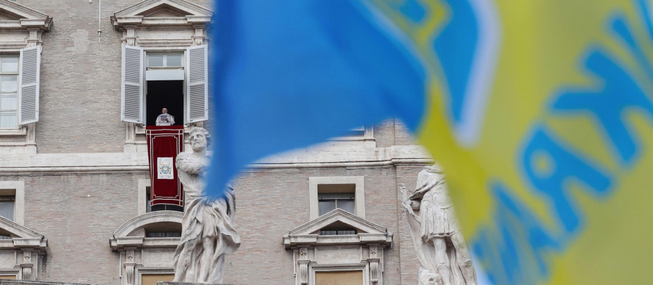 El Santo Padre asomado a la ventana del palacio apostólico con una bandera de Ucrania al frente