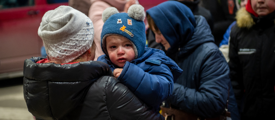 Familias de refugiados ucranianos aguardan junto a la frontera entre Ucrania y Eslovaquia