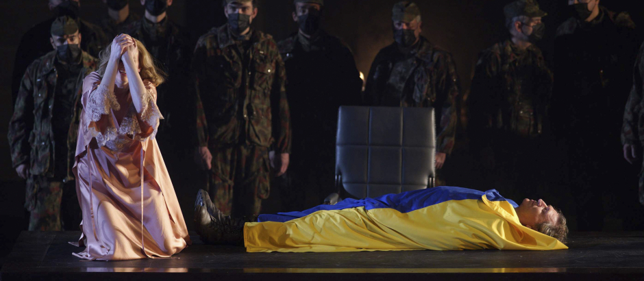 El equipo artístico de "El ocaso de los dioses" de Wagner envolvió anoche el cadáver de Siegfried en la bandera de Ucrania durante la última función de esta ópera en el Teatro Real