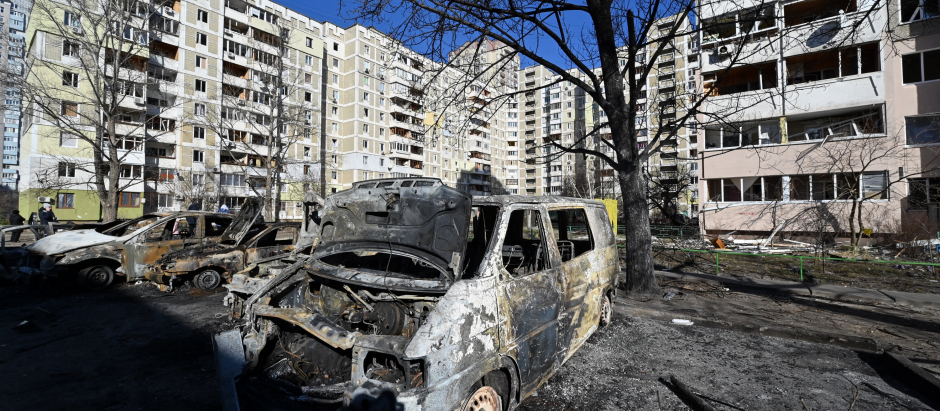 Automóviles destruidos tras los recientes bombardeos en las afueras de Kiev