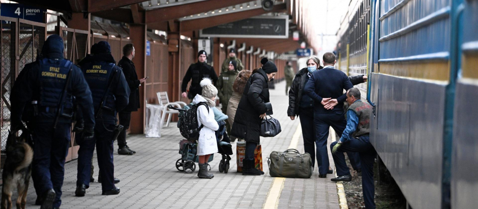 Pasajerois ucranianos llegan desde Odesa a la estación de Przemysl, en Polonia, el pasado día 25