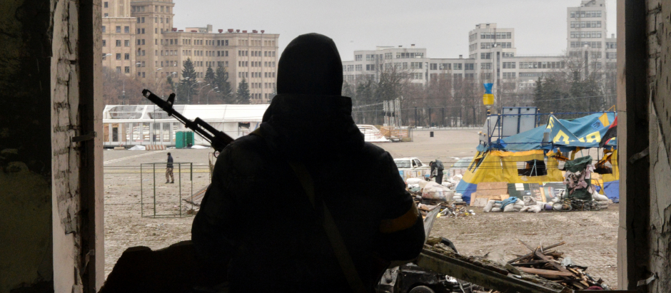 Soldado ucraniano defiende las ruinas de Járkov