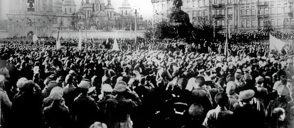 Manifestación a favor de la independencia de Ucrania en la Plaza de Sofía de Kiev, 1917