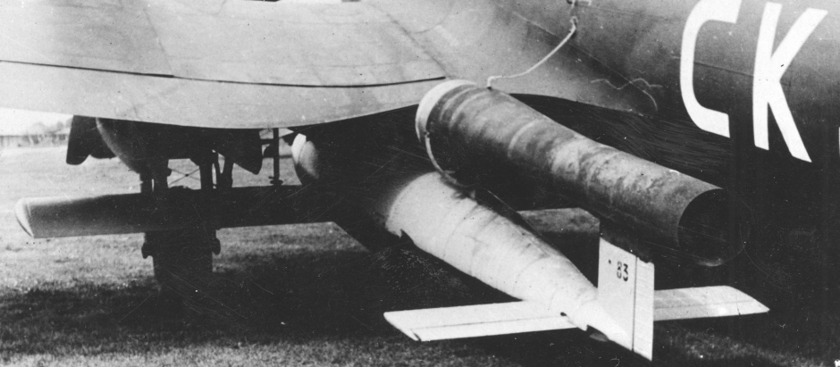 Una V-1 montada debajo de un Heinkel He 111 . Se aprecia la conexión al dispositivo de disparo desde la cabina