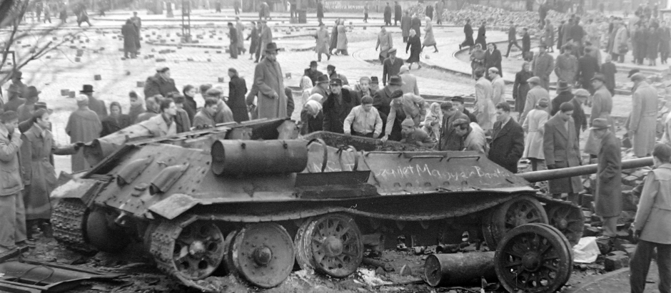 Tanque soviético destruido en las calles de Budapest durante la Revolución húngara de 1956