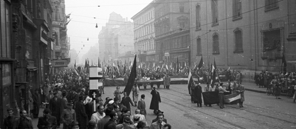Calle Kossuth Lajos vista desde la plaza Ferenciek: manifestantes antisoviéticos marchan en protesta contra el control de Hungría por parte de la URSS, 25 de octubre de 1956