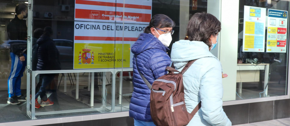 Dos mujeres pasan por delante de una Oficina de Empleo en Madrid