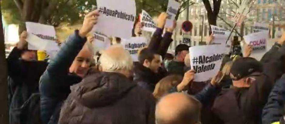 Protesta ciudadana a la puerta del juzgado donde declara la lacaldesa de Barcelona, Ada Colau