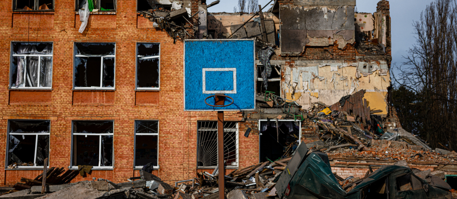 Una escuela destrozada en la ciudad de Chernígov