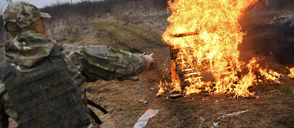 Un soldado ucraniano lanza un coctel Molotov