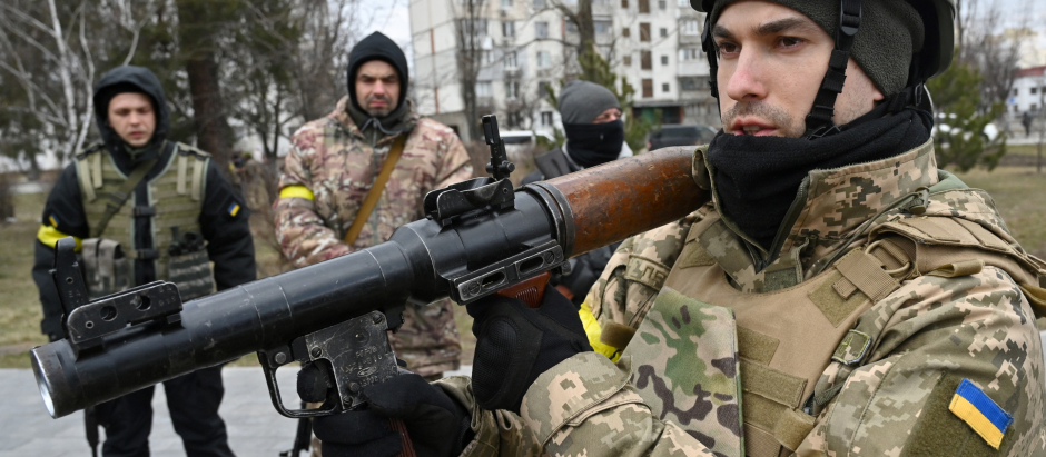 Los miembros de las Fuerzas de Defensa Territorial de Ucrania examinan nuevo armamento, incluidos los sistemas antitanque NLAW y otros lanzagranadas antitanque portátiles