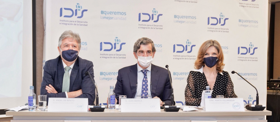 Juan Barca Presidente de la Fundación IDIS, D.Ángel de Benito, Secretario general y Dña Marta Villanueva Directora General