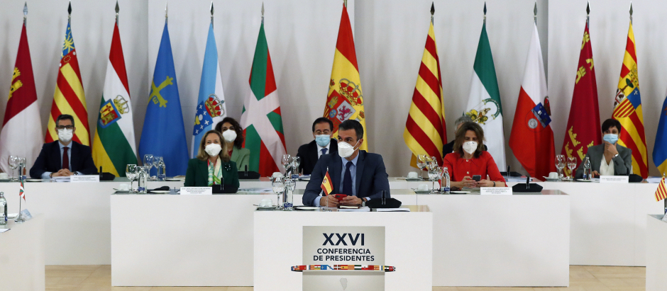 Pedro Sánchez y sus ministros en la Conferencia de presidentes autonómicos