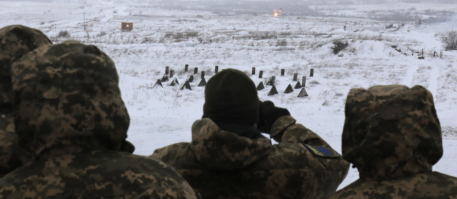 Militares ucranianos asisten a un simulacro con lanzadores de misiles antiaéreos sueco-británicos en el Centro Internacional para el Mantenimiento de la Paz y la Seguridad