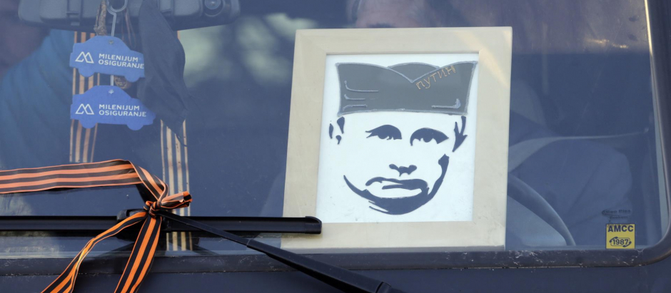 Un automovilista muestra un dibujo del presidente ruso, Vladimir Putin, durante una protesta a favor de Rusia en Belgrado