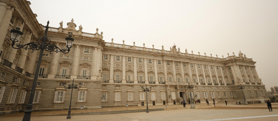 Vista del polvo en suspensión que proviene del Sáhara en el Palacio Real de Madrid este martes que tras la lluvia acaecida ha teñido la ciudad de un color naranja