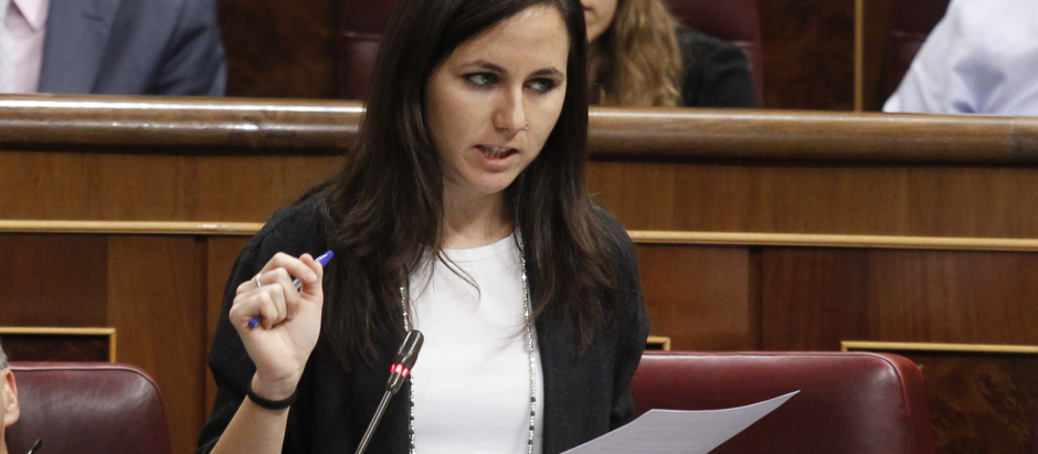 Ione Belarra, actual ministra de Derechos Sociales y Agenda 2030, durante una sesión parlamentaria como diputada de Podemos, el 11 de October 2017