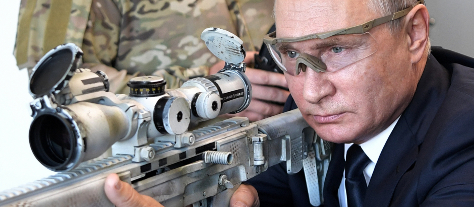 El presidente ruso, Vladimir Putin, apunta con un rifle durante una visita al centro militar de exhibición Patriot en las afueras de Moscú