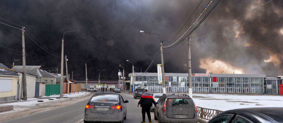 Una columna de humo negro se eleva desde el mercado de Barabashovo, Kharkiv uno de los mercados más grandes de Europa del Este