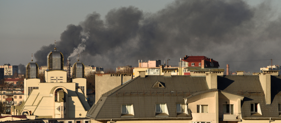 Una columna de humo se eleva después del bombardeo ruso sobre la ciudad de Leópolis