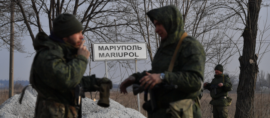 Militares de la «Milicia Popular de la RPD» hablan en las afueras de la ciudad de Mariúpol